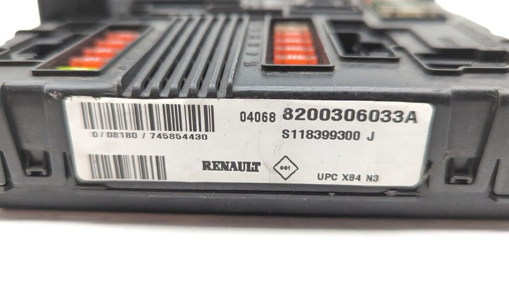 Caja de fusibles Renault ( Megane, Scenic ) 8200306033A S118399300J